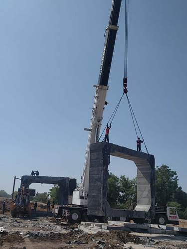 #alt_tagIndustrial Cranes for Loading and Unloading